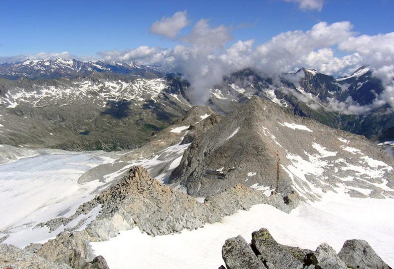 le-lobbie-sullo-sfondo-la-presanella-presena-corno-di-lagoscuro_slideshow