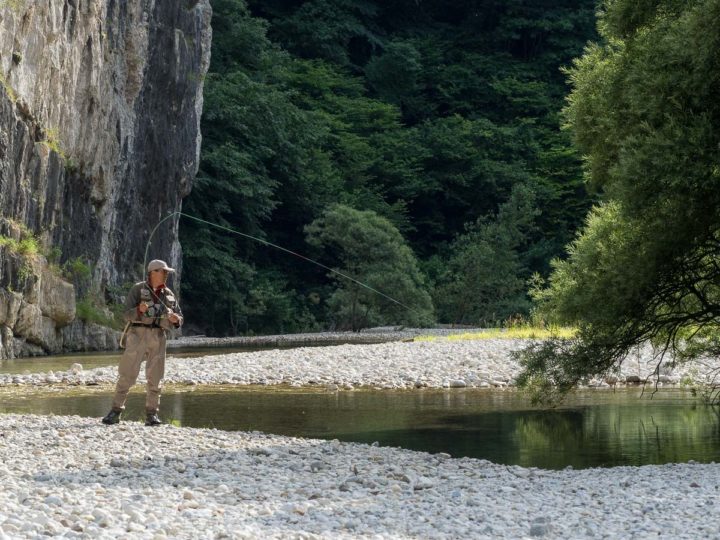 pesca a mosca sul fiume Leno ,Vallagarina, Trentino