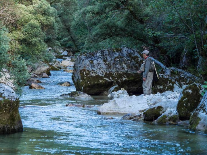 pesca a mosca sul fiume Leno ,Vallagarina, Trentino